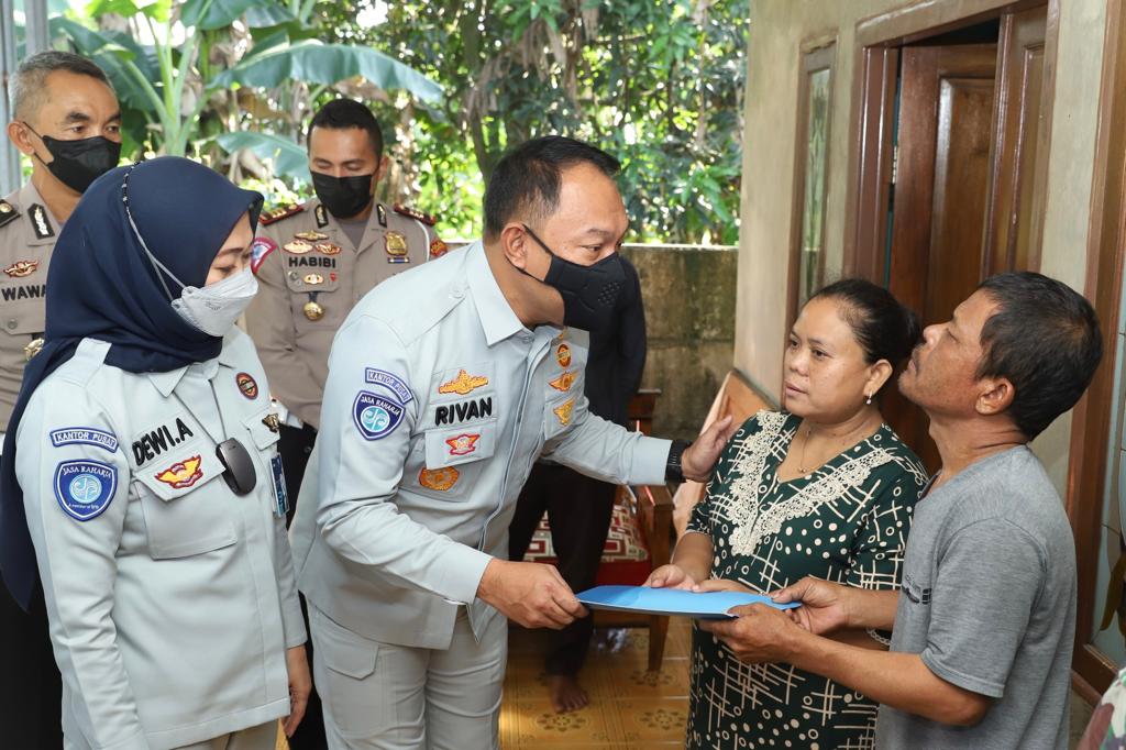 Tak Sampai 18 Jam, Jasa Raharja Santuni Korban Meninggal Dunia Karawang ...