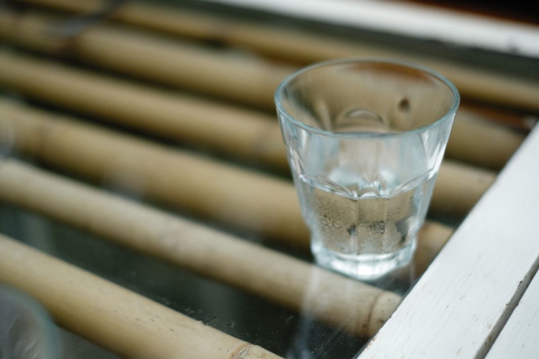 Segelas air minum untuk menjaga tubuh tetap terhidrasi di cuaca panas