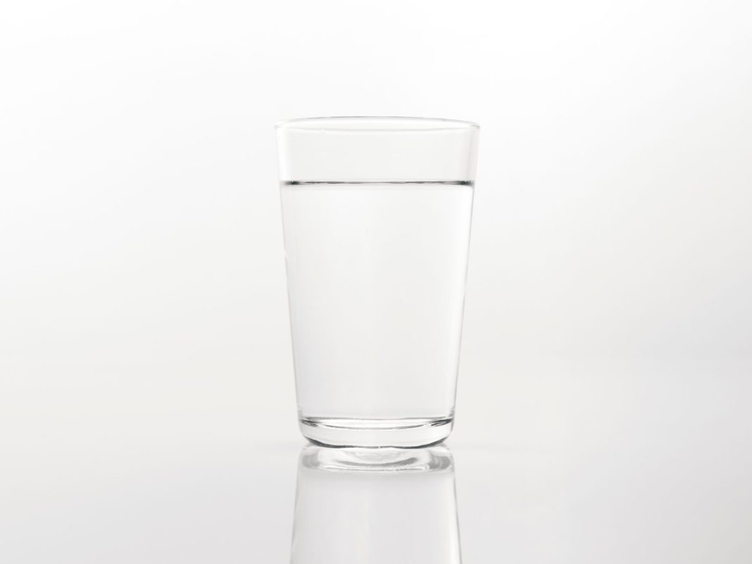Minum air putih yang cukup membantu mencegah sariawan dan bibir pecah saat musim kemarau