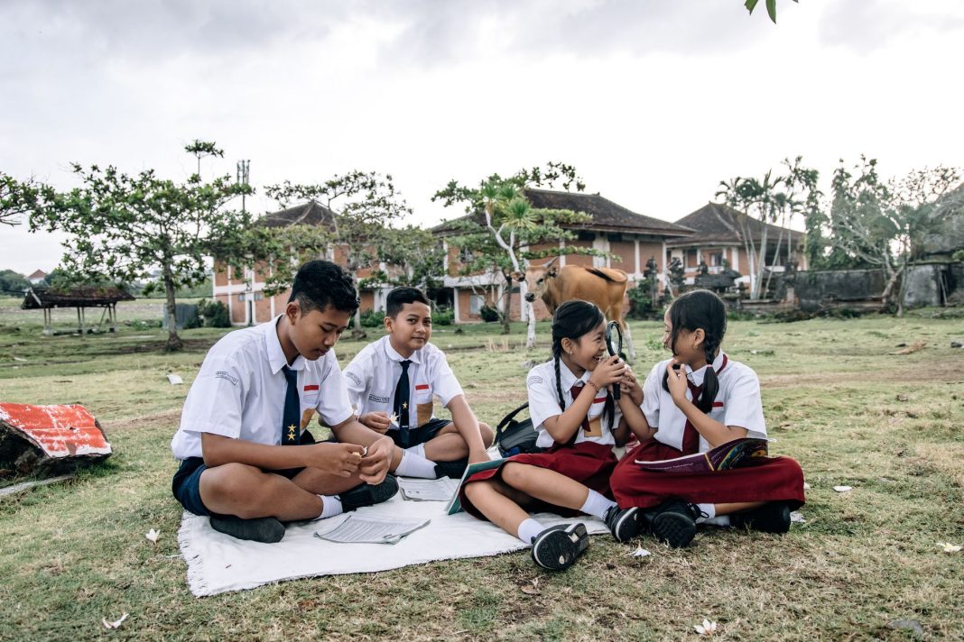 Anak sekolah menikmati sarapan sehat sebelum berangkat belajar.