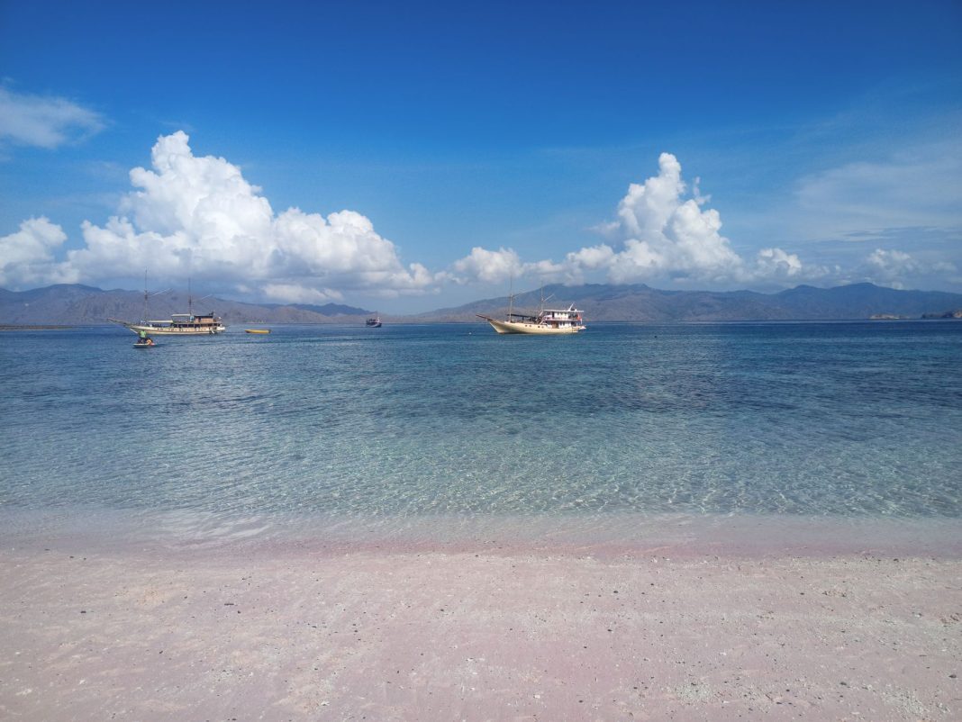 Hamparan pasir putih Pantai Maimol di Kabupaten Alor, NTT