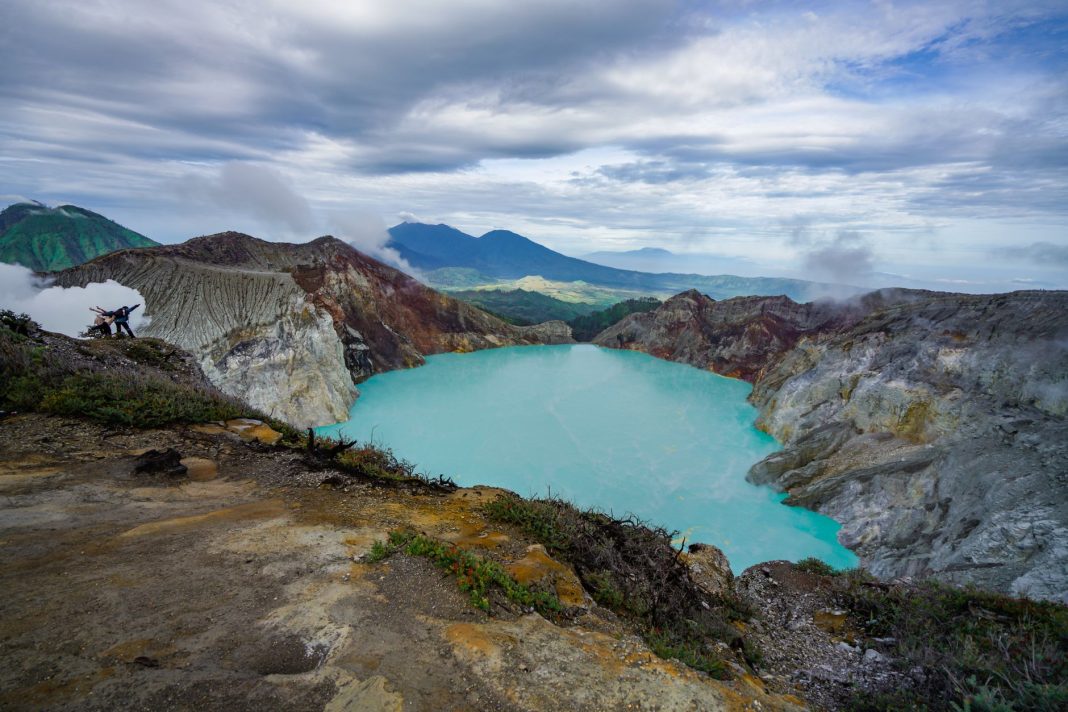 Pemandangan tiga danau berwarna di puncak Kelimutu, Kabupaten Ende, NTT
