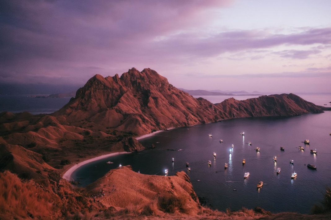 Perbukitan savana Pulau Padar dengan tiga teluk berpasir warna berbeda di Taman Nasional Komodo