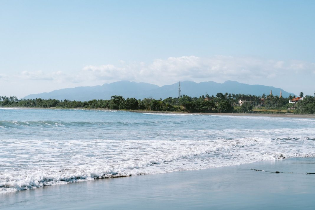 Gelombang Samudra Hindia di pesisir selatan NTT