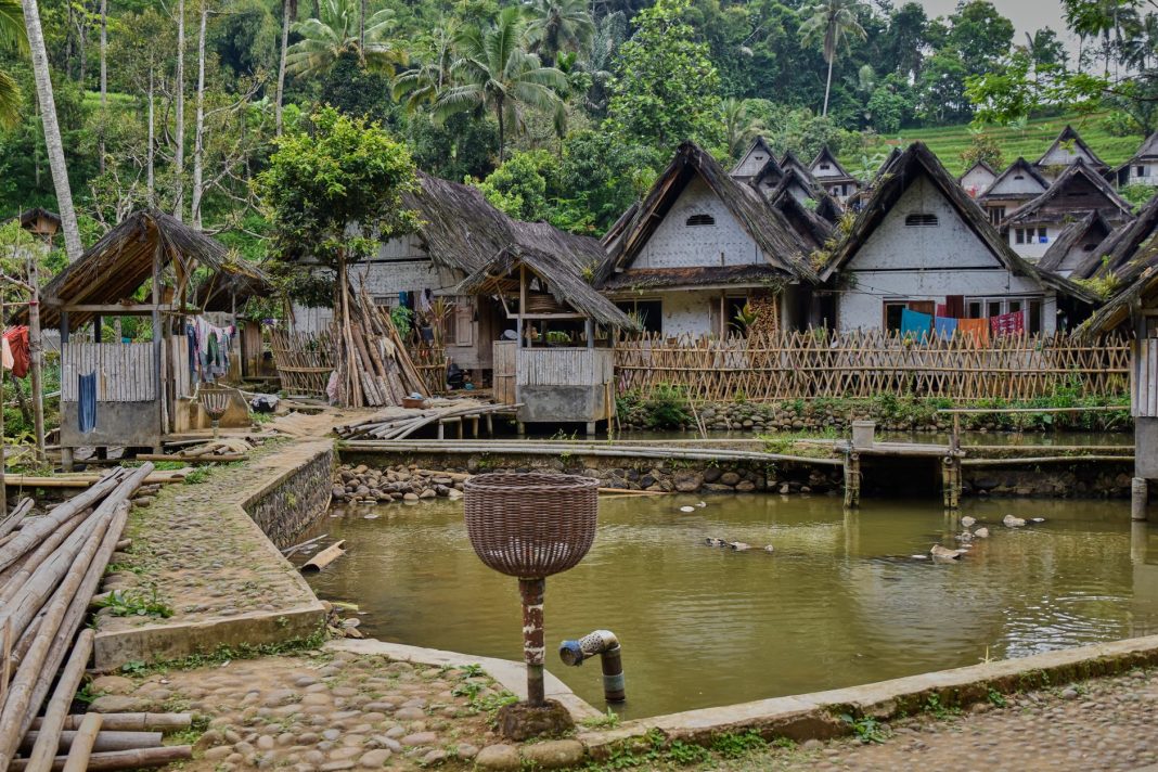 Deretan rumah adat bertiang tinggi di Kampung Praijing, Sumba Barat Daya.
