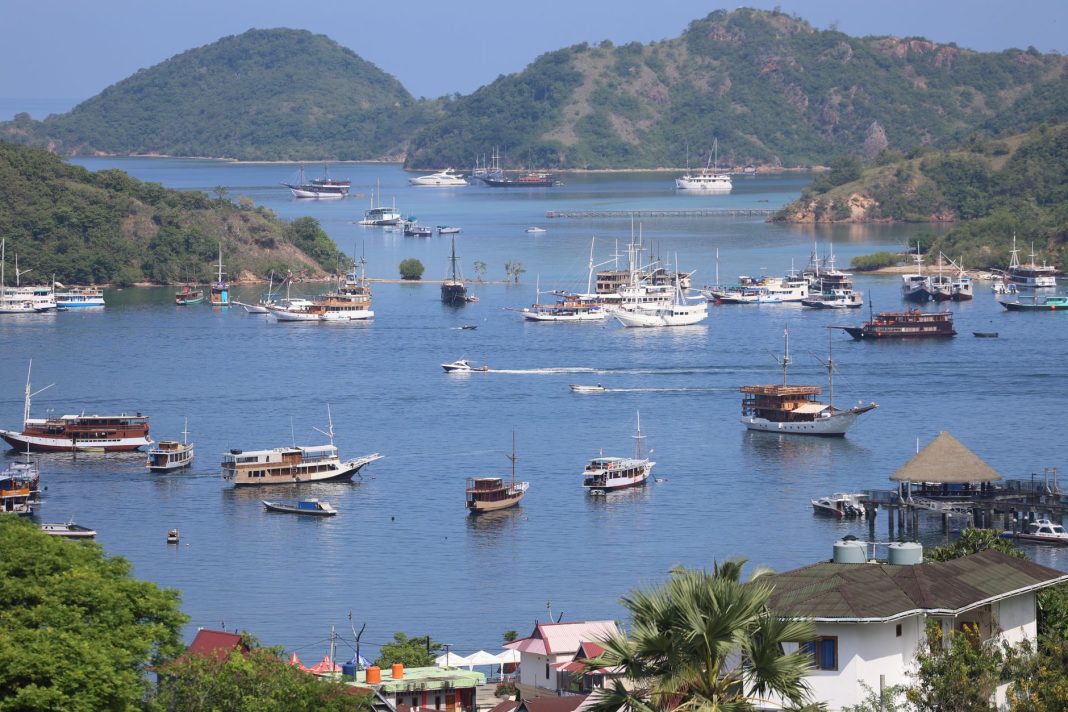 Pantai dan perairan biru Pulau Kanawa Labuan Bajo NTT