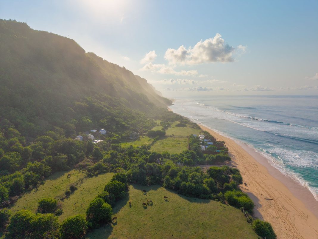 Pesisir Pantai Nihiwatu Sumba dengan tebing karst menghadap Samudra Hindia