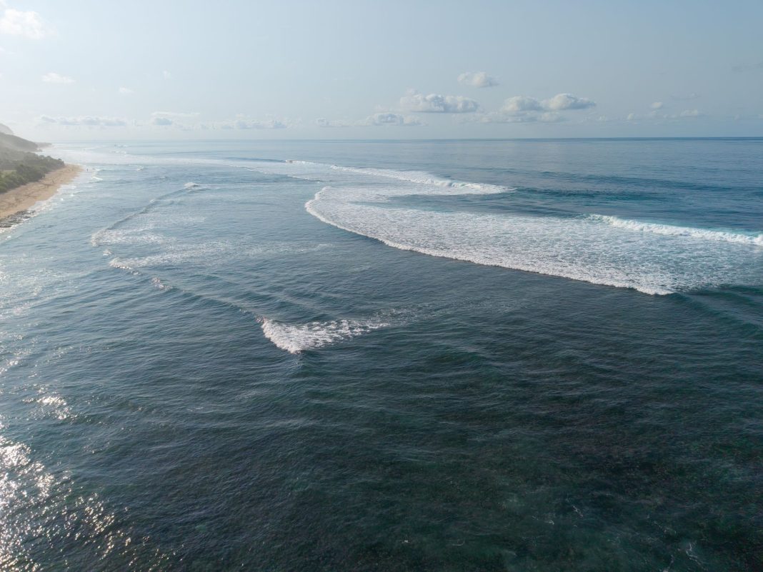 Peselancar menunggu ombak di Pantai Bo'a, Pulau Rote, NTT