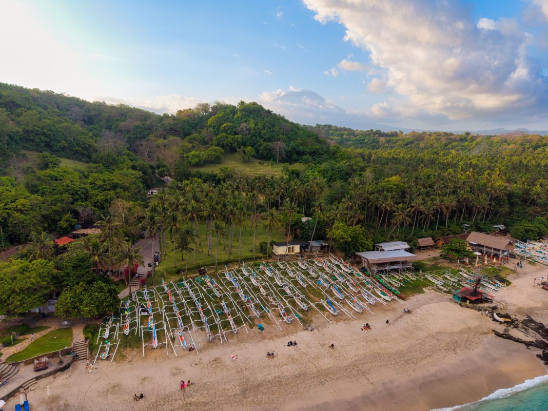 Pesisir tenang Pantai Sulubua di Pulau Sabu Raijua, NTT.