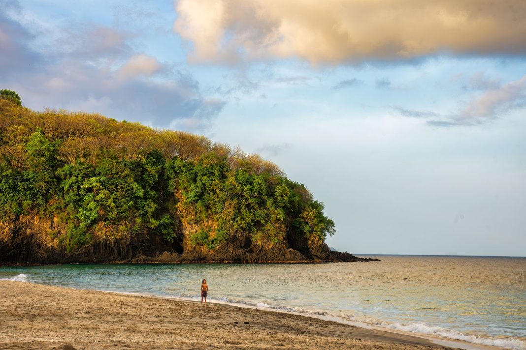 Pantai Oetune dengan pasir keemasan dan tebing karang di Timor Tengah Selatan