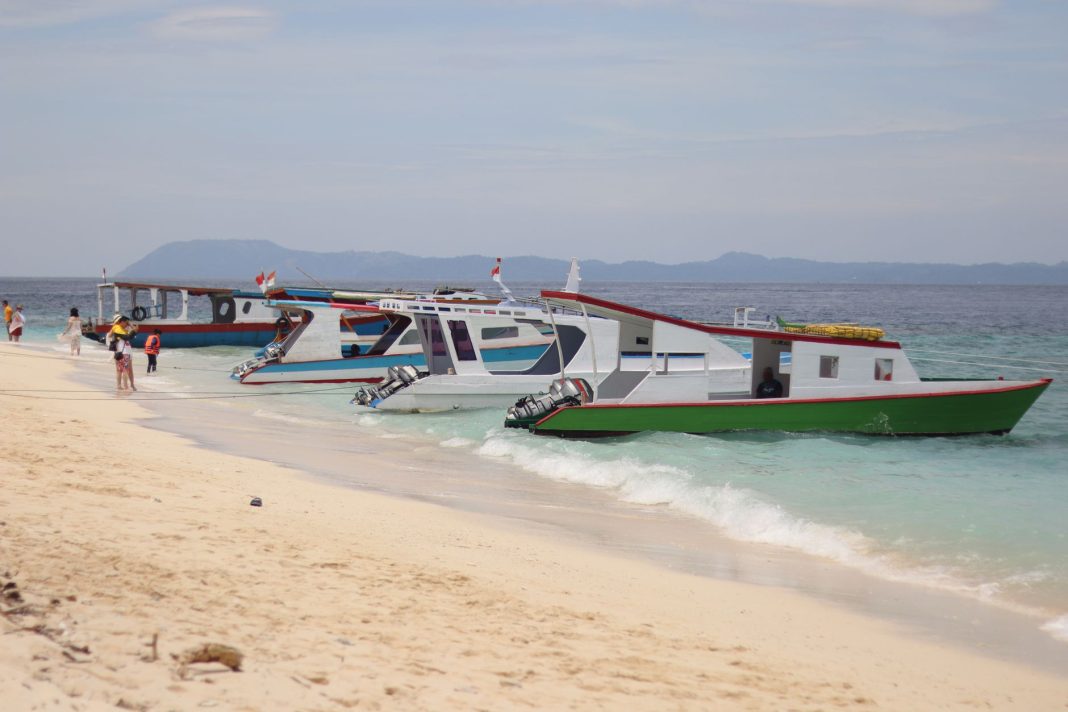 Pulau kecil berpasir putih di Teluk Kupang, Nusa Tenggara Timur