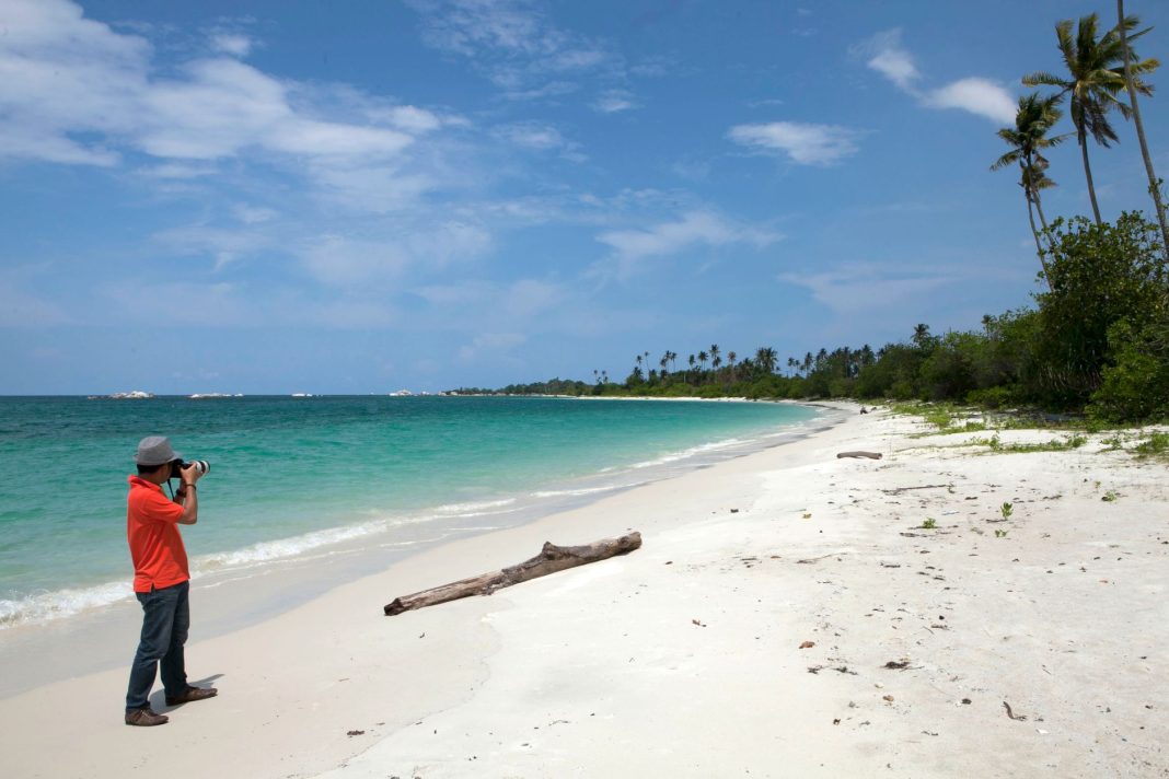 Pulau kecil berpasir putih di perairan Nusa Tenggara Timur