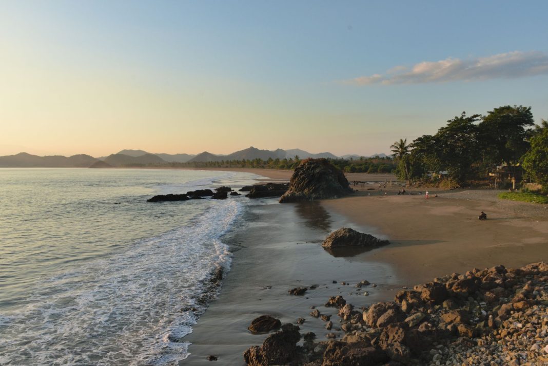 Hamparan pasir putih dan tebing karst Pantai Wae Cicu di Lembor, Manggarai Barat, NTT.