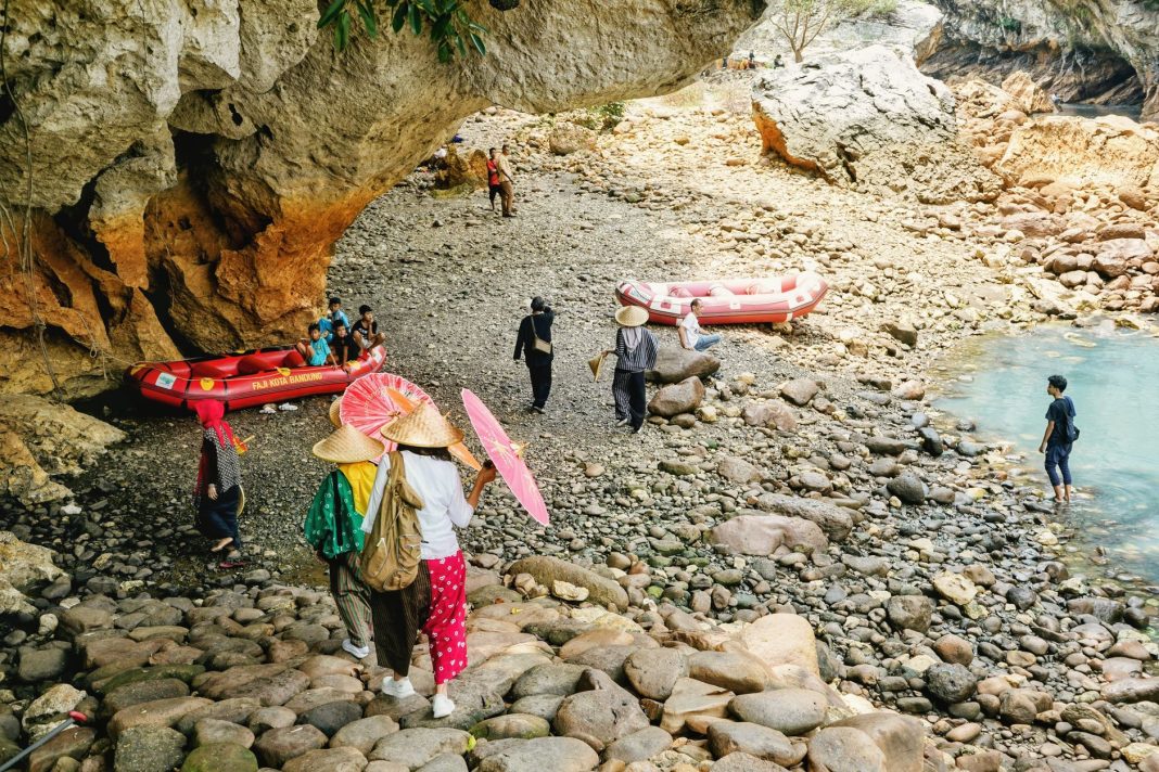Atap Goa Liang Bua dengan stalaktit di Ruteng, Manggarai, NTT