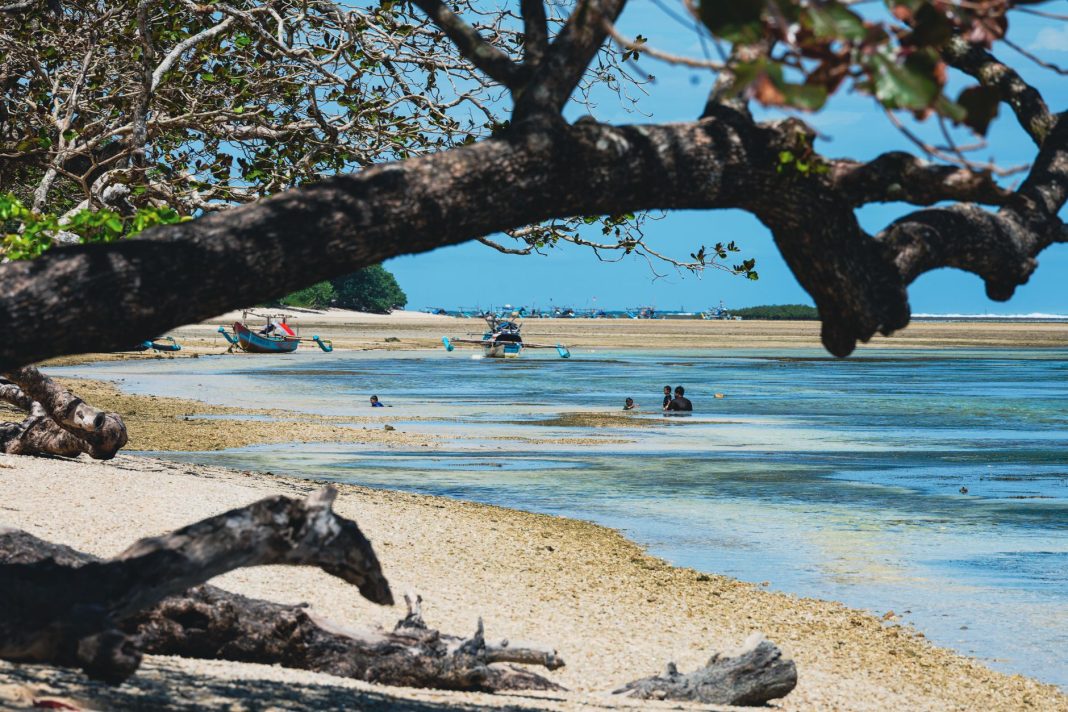 Segelas air putih untuk menjaga tubuh tetap terhidrasi saat musim panas di NTT