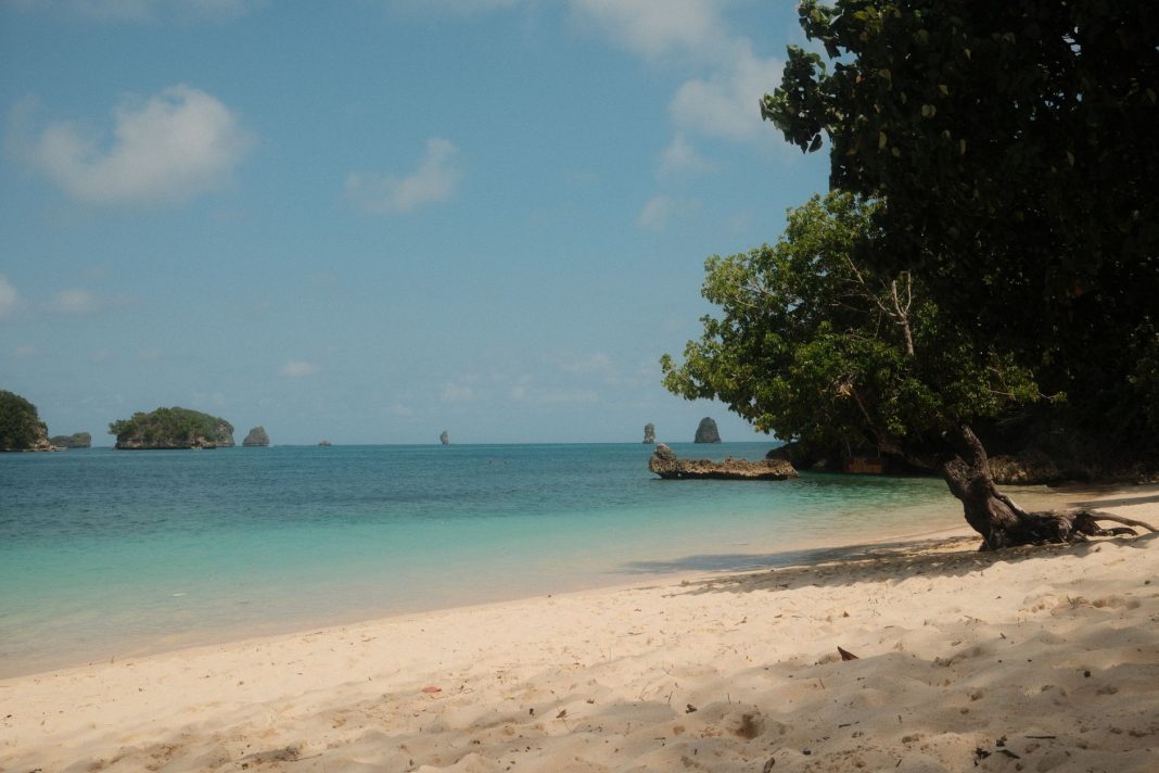 Pantai Napae berpasir putih di Kota Seba, Kabupaten Sabu Raijua