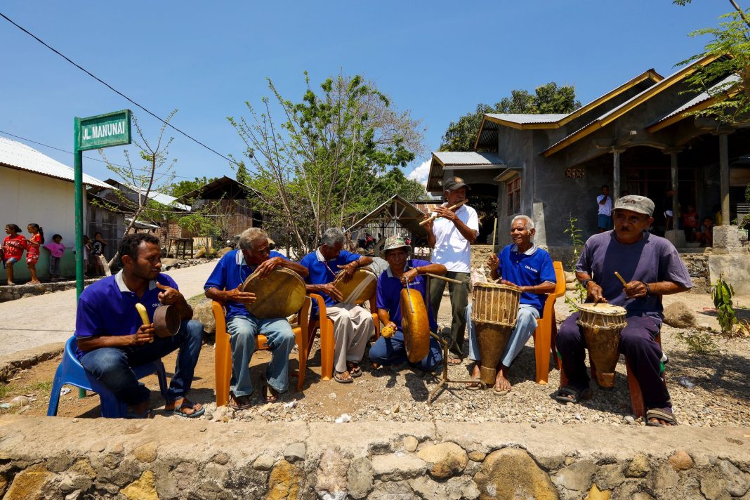 Rumah adat Kampung Bena dengan latar Gunung Inerie di Ngada, Flores