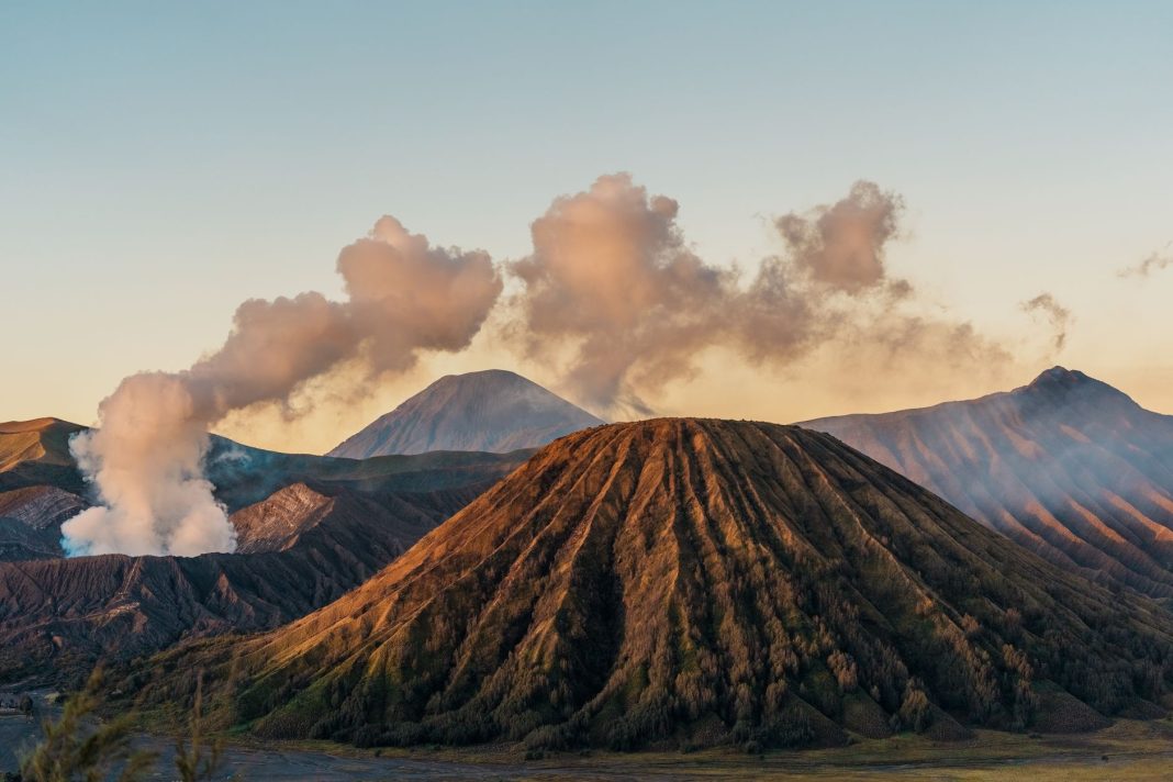Puncak Gunung Inerie di Ngada Flores Nusa Tenggara Timur