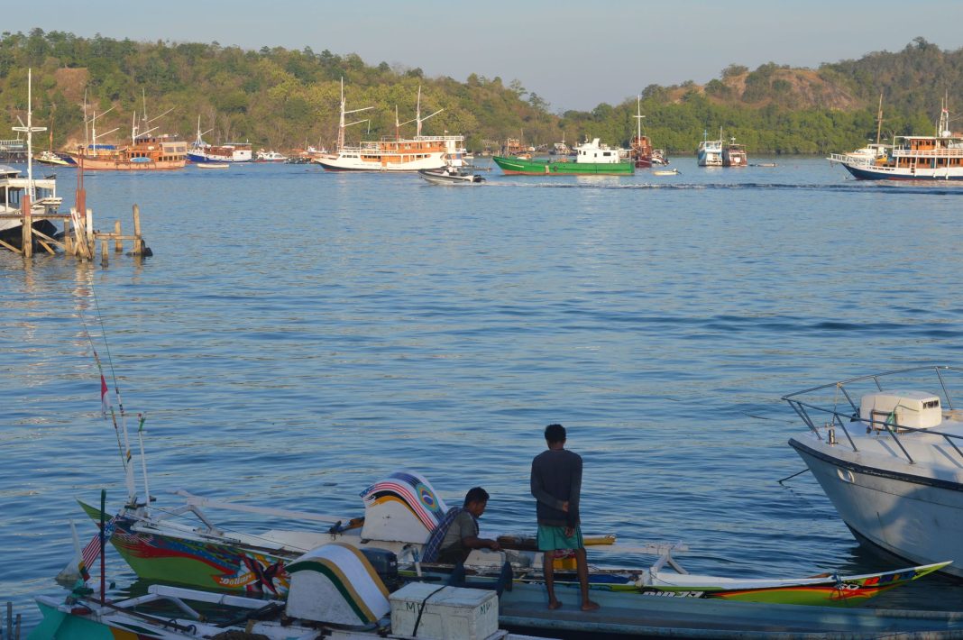 Lorong Goa Batu Cermin Labuan Bajo dengan pantulan cahaya pada dinding batu