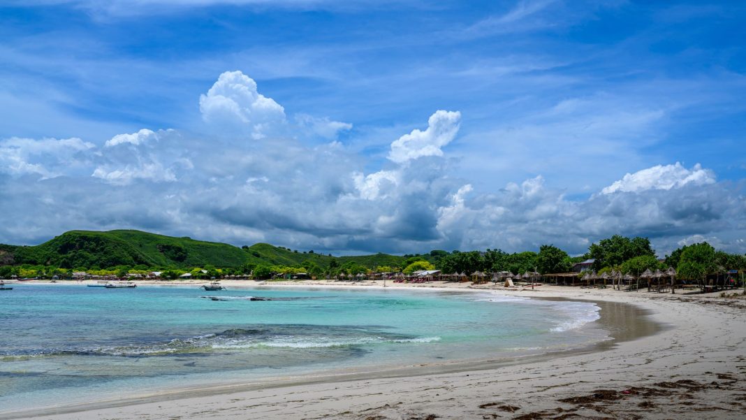 Formasi batu karang di Pantai Batu Naba, Kota Kupang, NTT