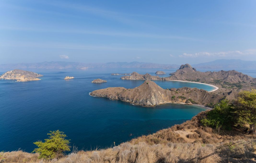Pantai pasir putih Pulau Sabolon di Labuan Bajo Nusa Tenggara Timur