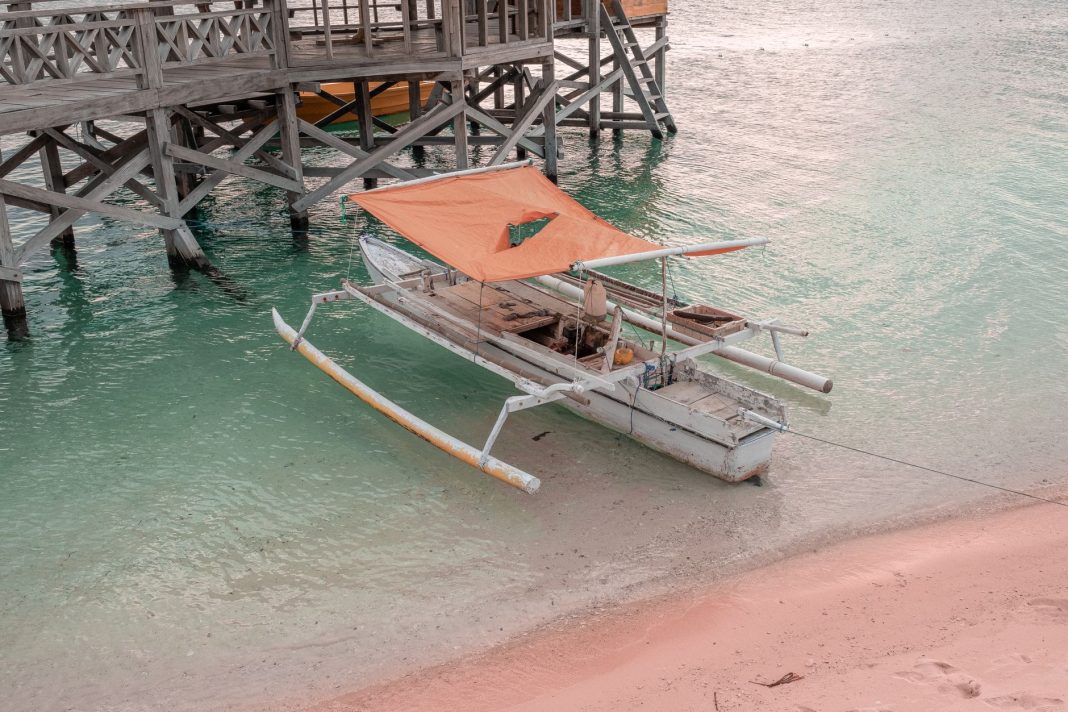 Ombak dan pasir putih Pantai Nembrala di Pulau Rote, Nusa Tenggara Timur