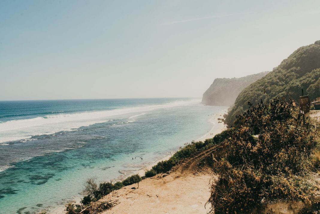 Pohon bakau unik di Pantai Walakiri Sumba Timur saat matahari terbenam