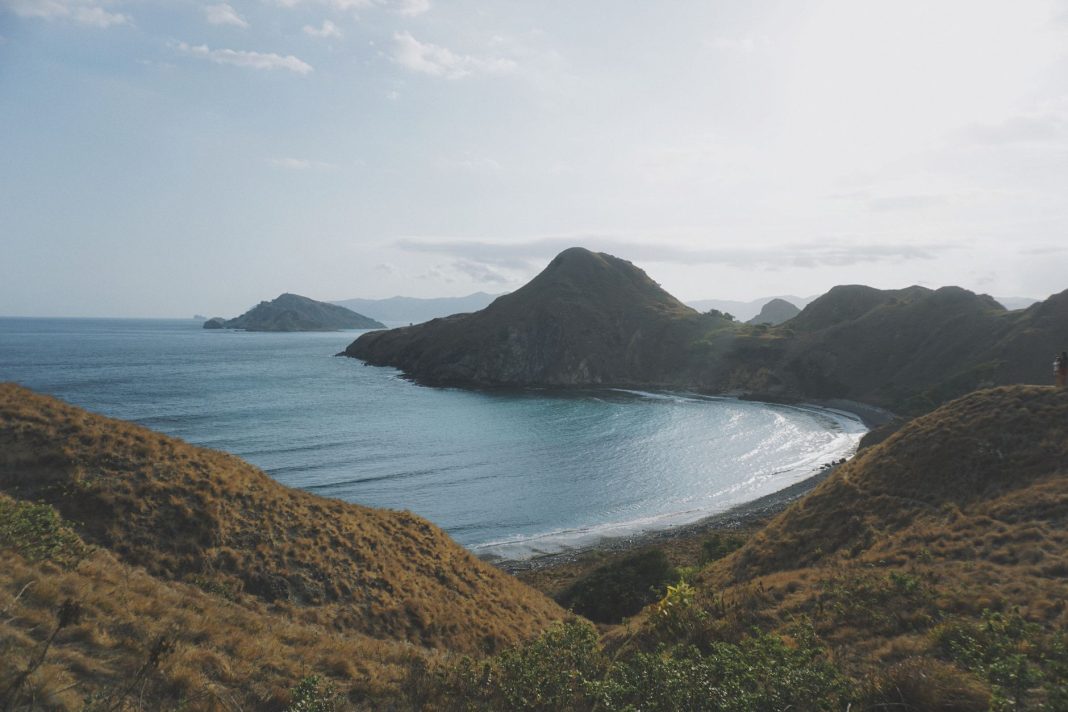 Pulau Bidadari Labuan Bajo NTT dengan air laut turkis dan bukit merah keemasan