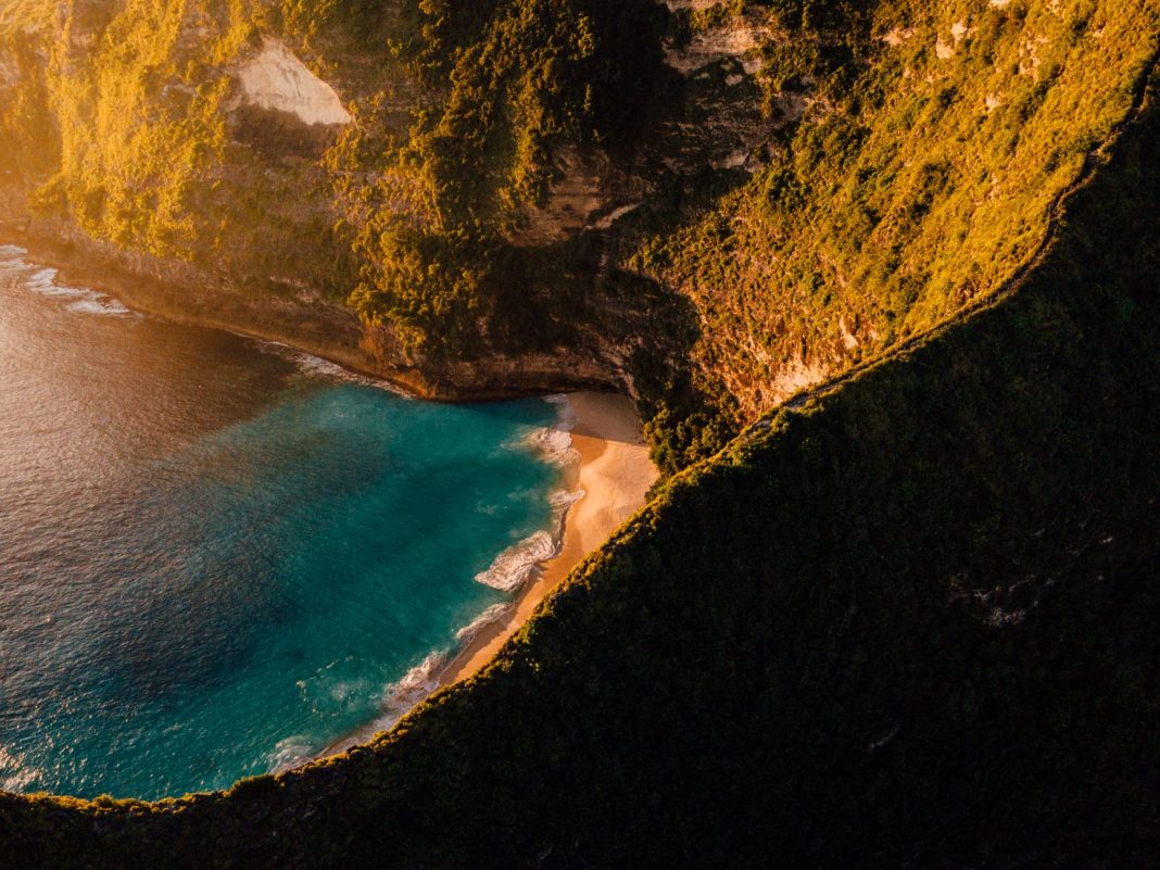 Tebing Batu Bolong Alas di Kupang NTT