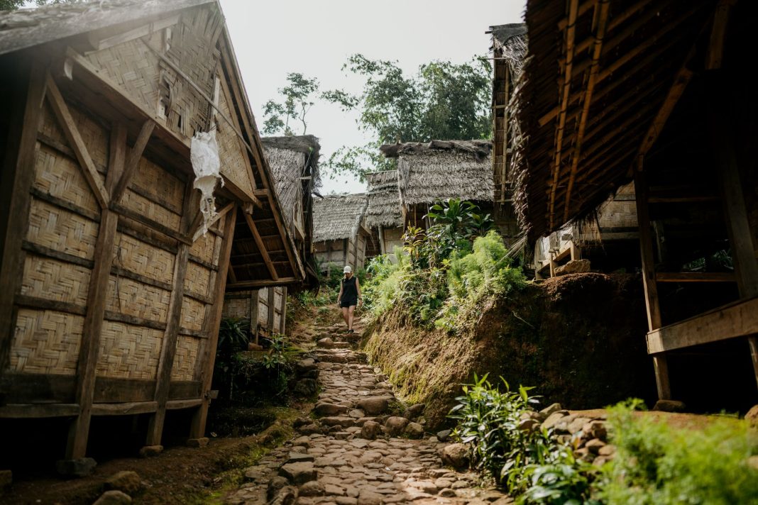 Rumah adat Sumba dengan atap menara menjulang di Kampung Rindi, Sumba Timur.