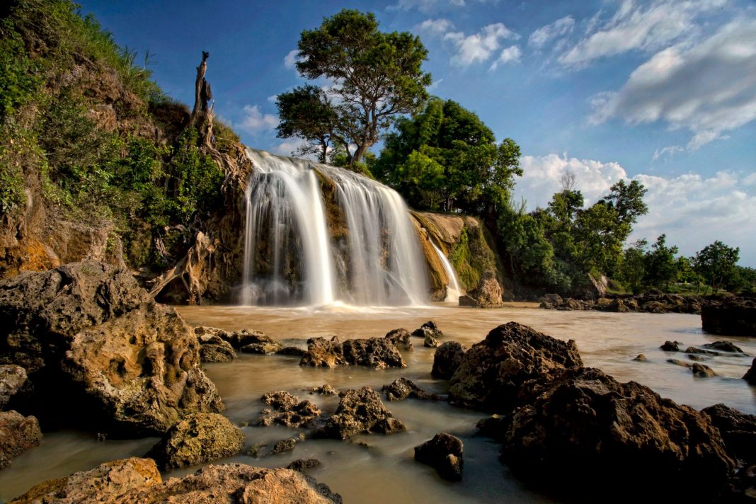 Air Terjun Oenesu dengan kolam alami berbatu di Kupang Barat, NTT